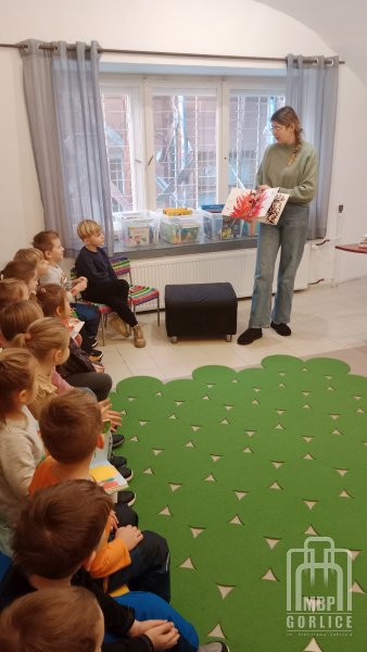 Biblioteka Gorlice, Bibliotekarka prezentuje książkę Kolorowy Potwór